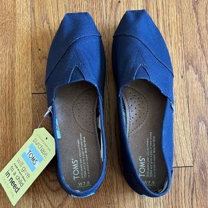 TOMS NWT Navy Blue Canvas Shoes | Size 7.5